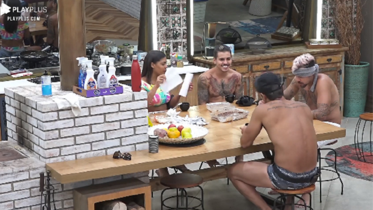 Biel conversa com Tays Reis, Lipe Ribeiro e Mariano na cozinha