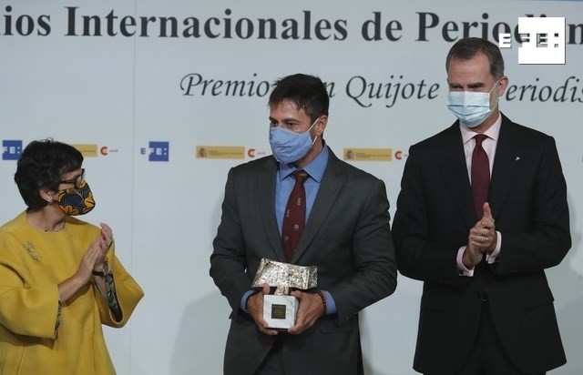 O jornalista Gustavo Costa recebe o prêmio Rei da Espanha