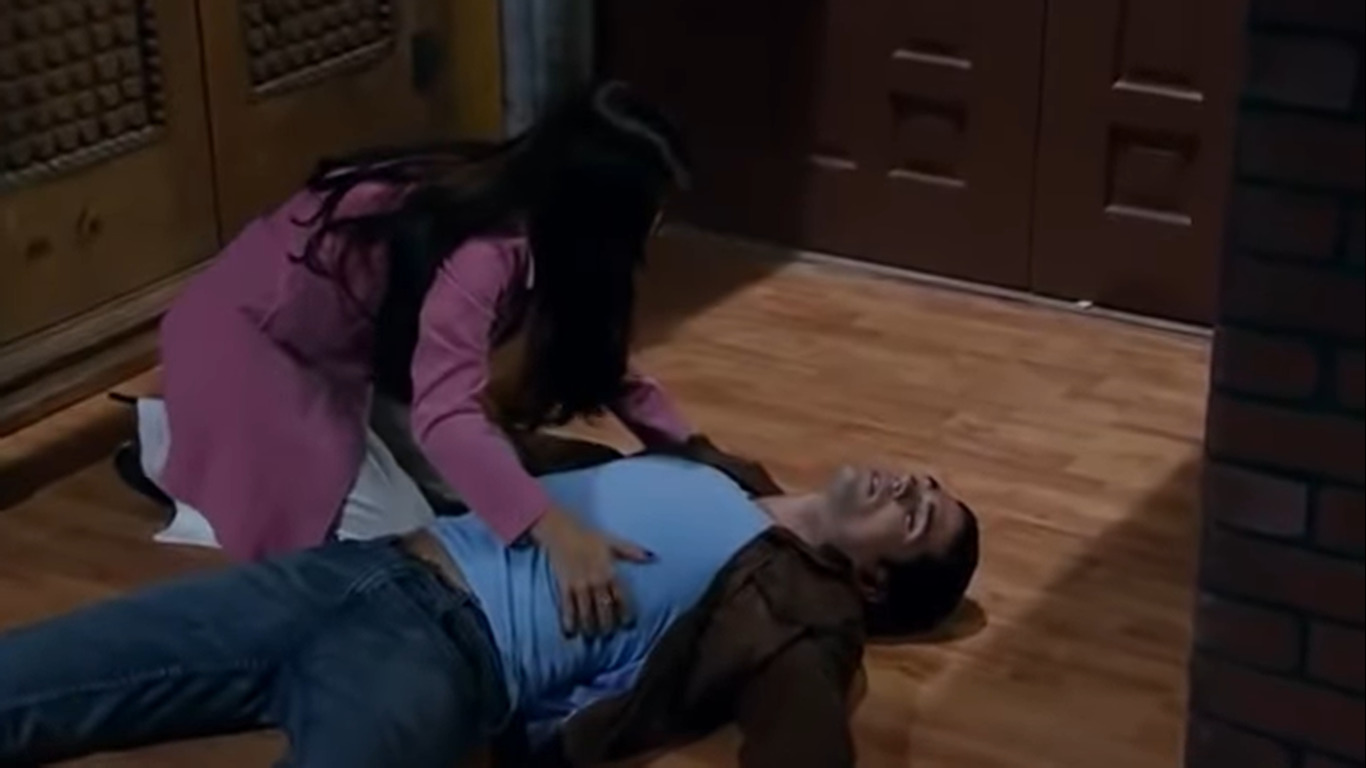 César (Ferdinando Valencia) desmaia diante de Adriana (Florencia de Saracho) em Quando me Apaixono (Reprodução / YouTube)
