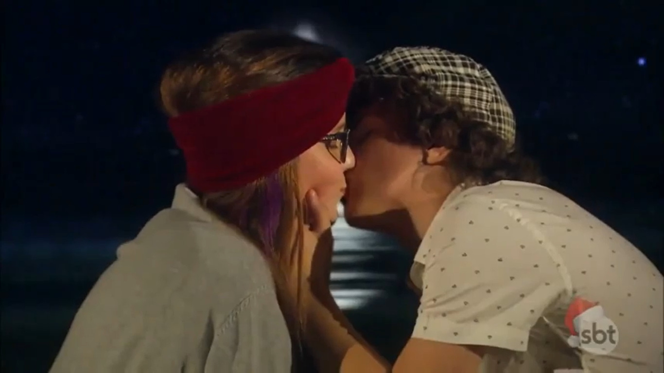 Isabela (Larissa Manoela) e Teo (Fhelipe Gomes) se beijam em Cúmplices de um Resgate (Reprodução / YouTube)