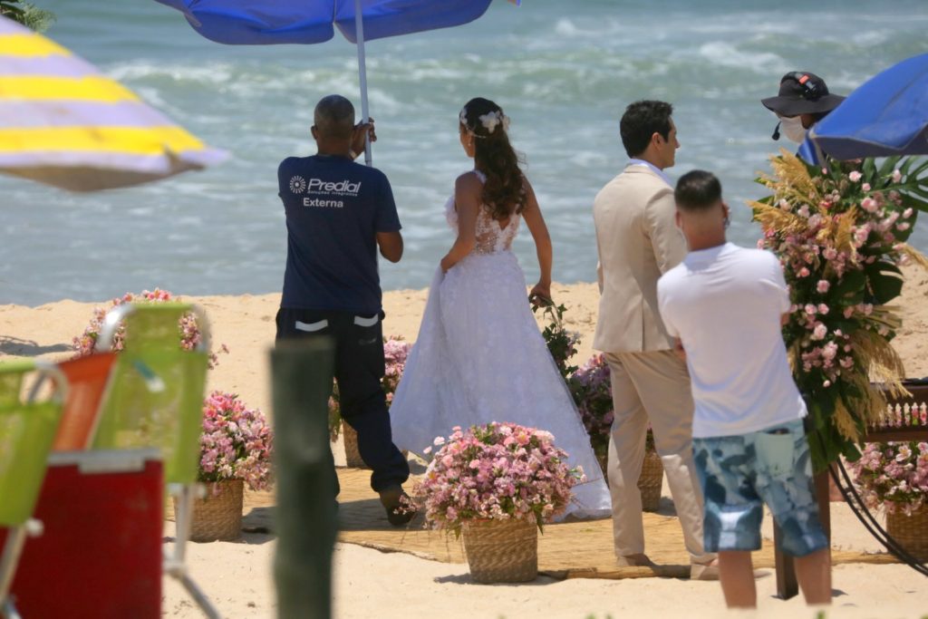 Mariana Ximenes e João Baldasserini gravando em praia no Rio de Janeiro (AgNews).