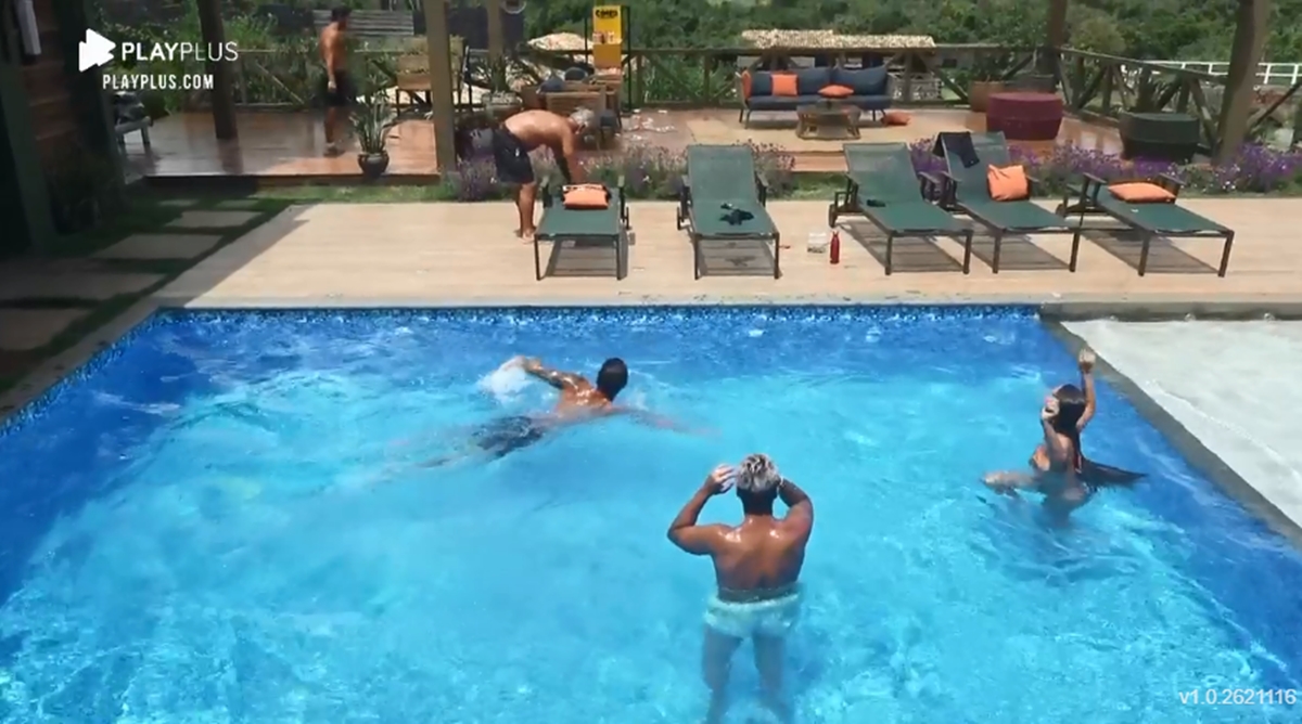 Stéfani Bays, Lipe Ribeiro e Biel comemoram o fim da baia na piscina (Reprodução: PlayPlus)