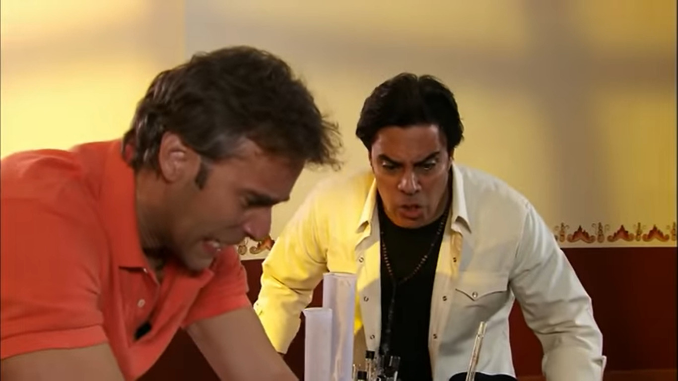 Carlos de la Mota e Luis Gatica como Carlos e Lázaro em Quando me Apaixono (Reprodução / YouTube)