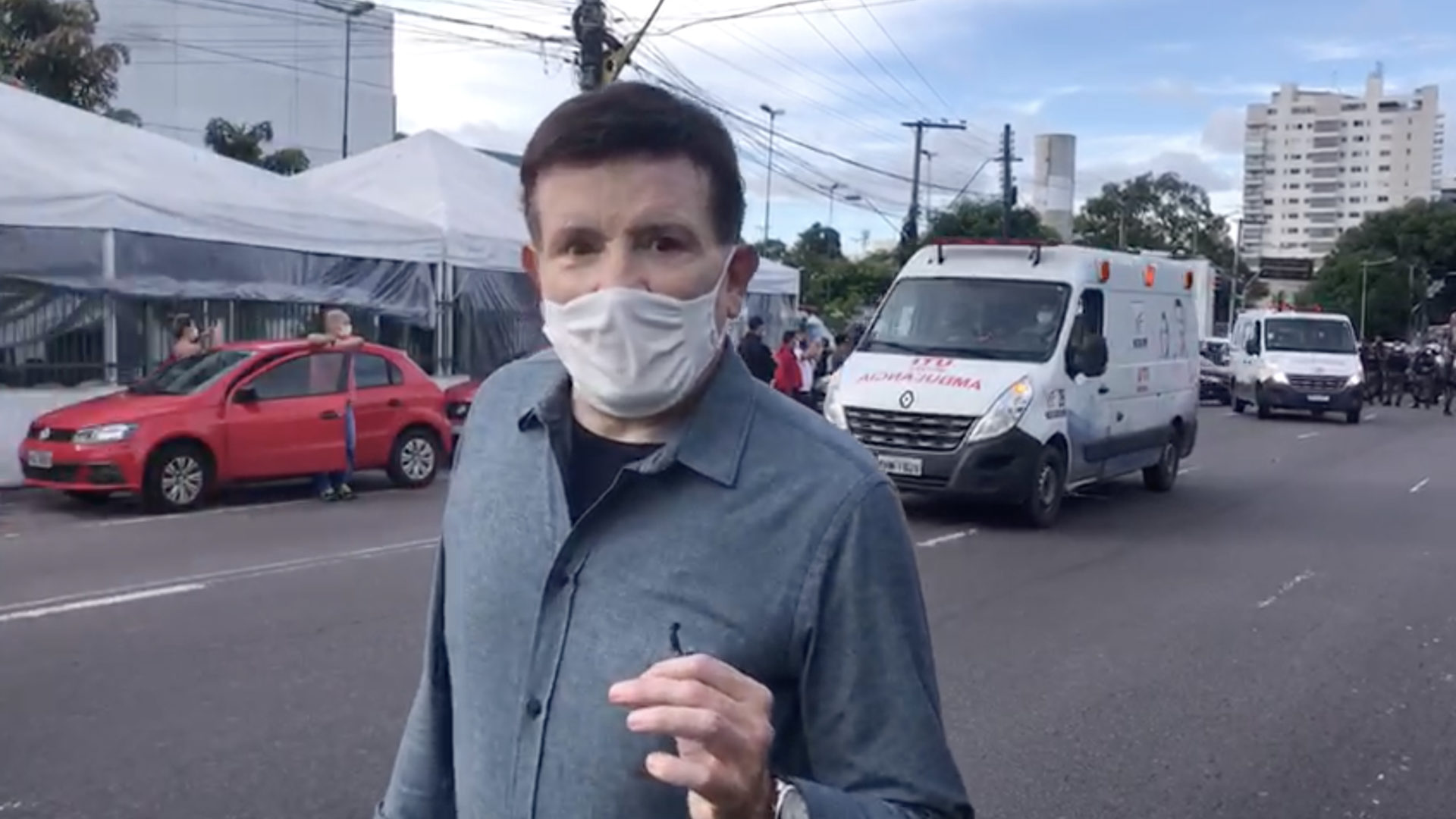 Roberto Cabrini em frente a hospital de Manaus (Divulgação / Record TV)