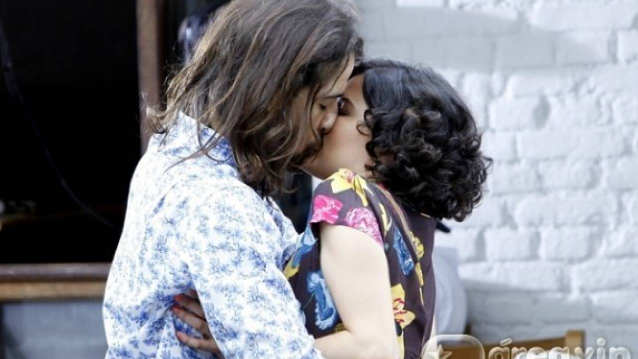 Fernando (Paulo Leal) e Carol (Manuela do Monte) se beijam em Chiquititas (Reprodução / SBT)