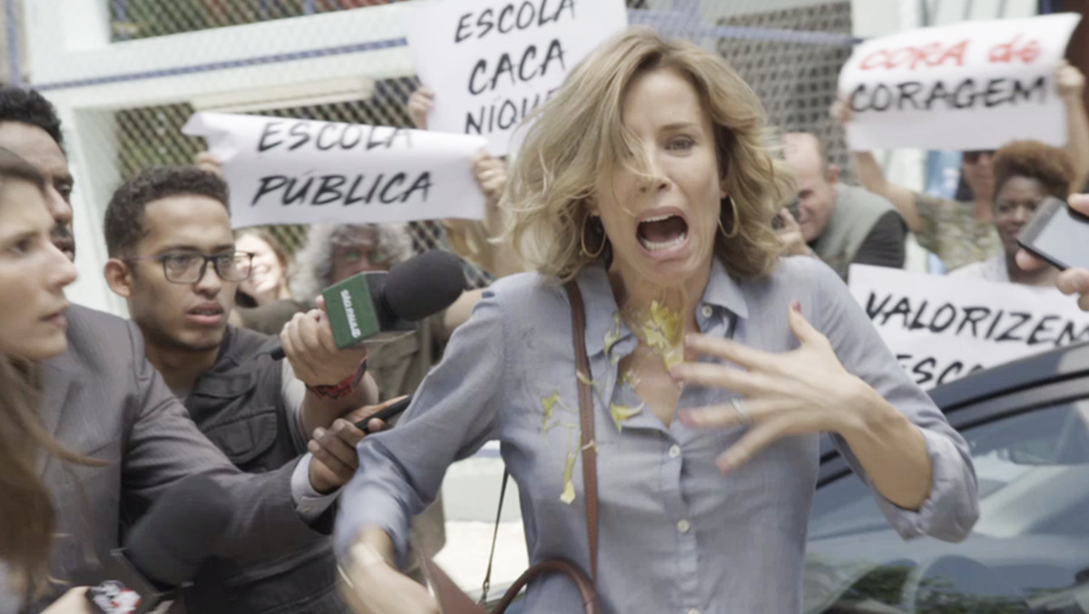 Depois de muito aprontar, Malu leva ovada e enfrenta protesto (Foto: TV Globo)