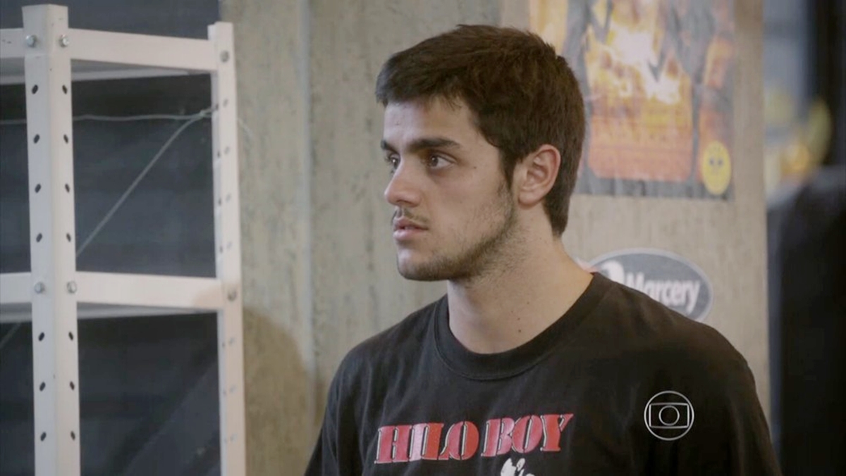 Cobra (Felipe Simas) se assusta quando Gael (Eriberto Leão) descobre sua participação no acidente de Duca (Arthur Aguiar) (Foto: Globo)