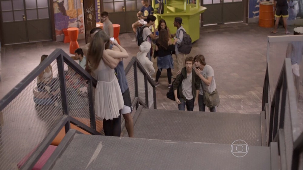 João (Guilherme Hamacek) fica passado com descoberta de namoro entre Duca (Arthur Aguiar) e Bianca (Bruna Hamú) (Foto: Globo)
