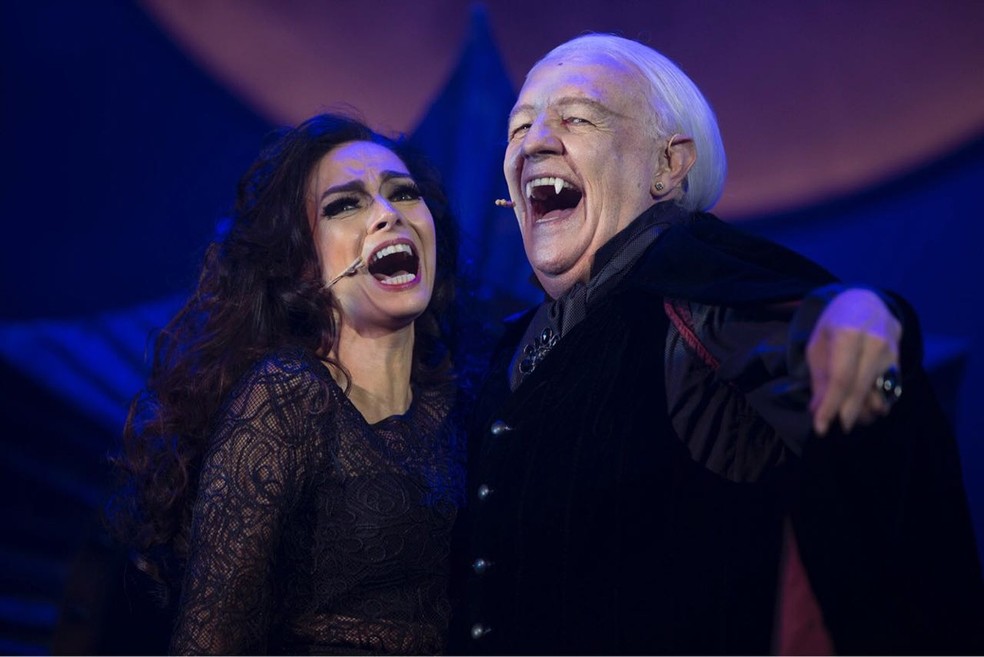 Claudia Ohana e Ney Latorraca em cena de Vamp, o Musical