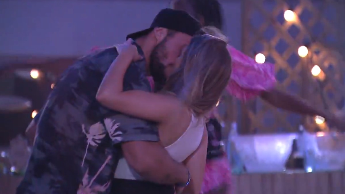 Carla Diaz e Arthur trocam beijos no BBB 21