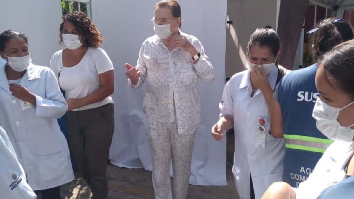 Silvio Santos recebe vacina contra a covid-19