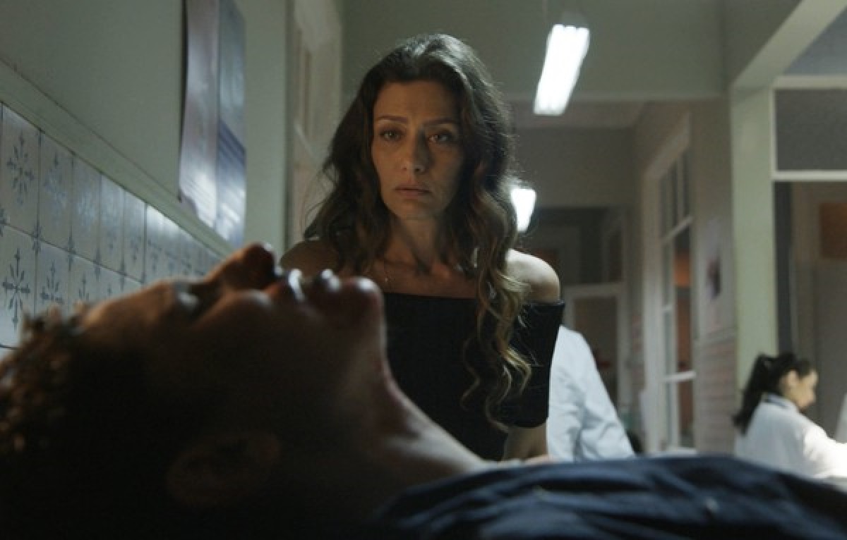Joyce (Maria Fernanda Cândido) sofre ao ver Ivan (Carol Duarte) hospitalizado (Reprodução / Globo)