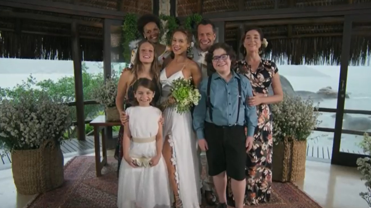Foto: Tancinha (Mariana Ximenes) e Apolo (Malvino Salvador) posam com a  família depois do casamento, no final da novela 'Haja Coração' - Purepeople