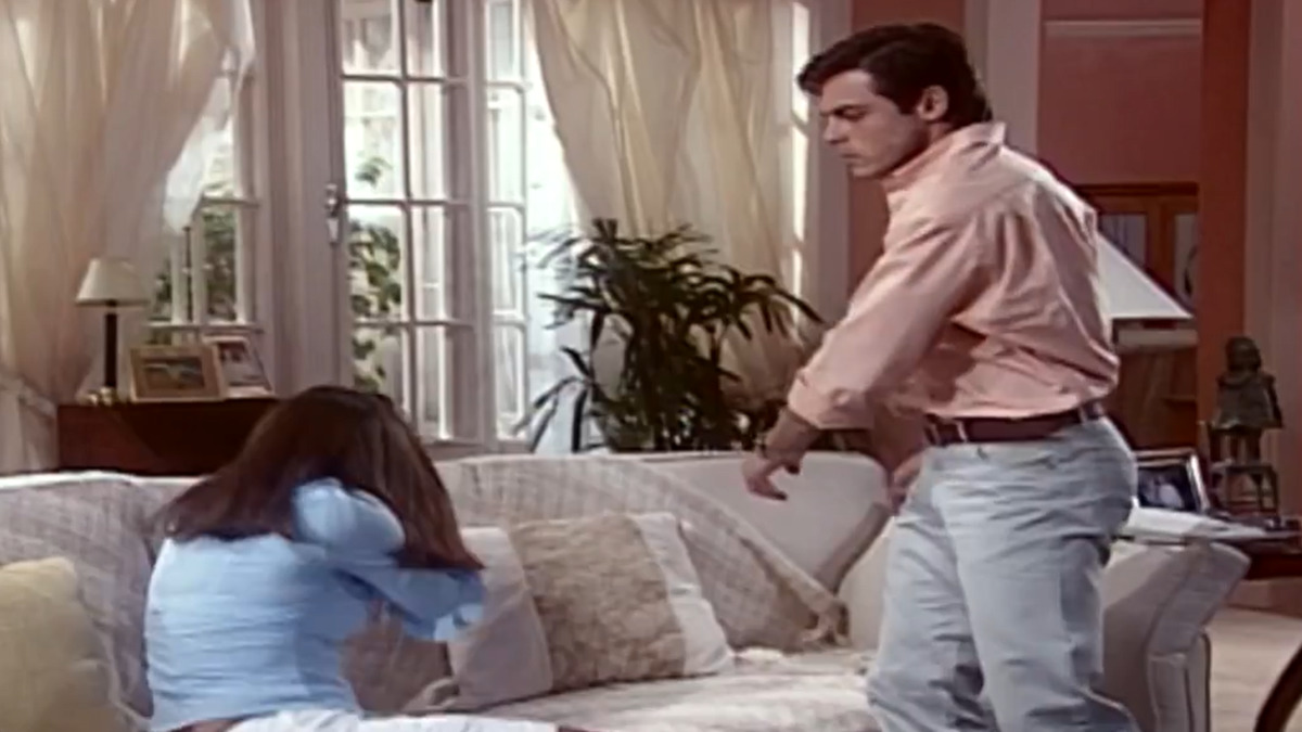 Fred (Luigi Baricelli) dá tapa na cara de Clara (Regiane Alves)