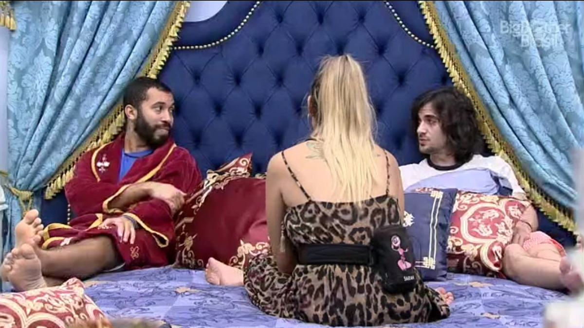 Gil, Fiuk e Sarah falando de Juliette (Reprodução/Globo)