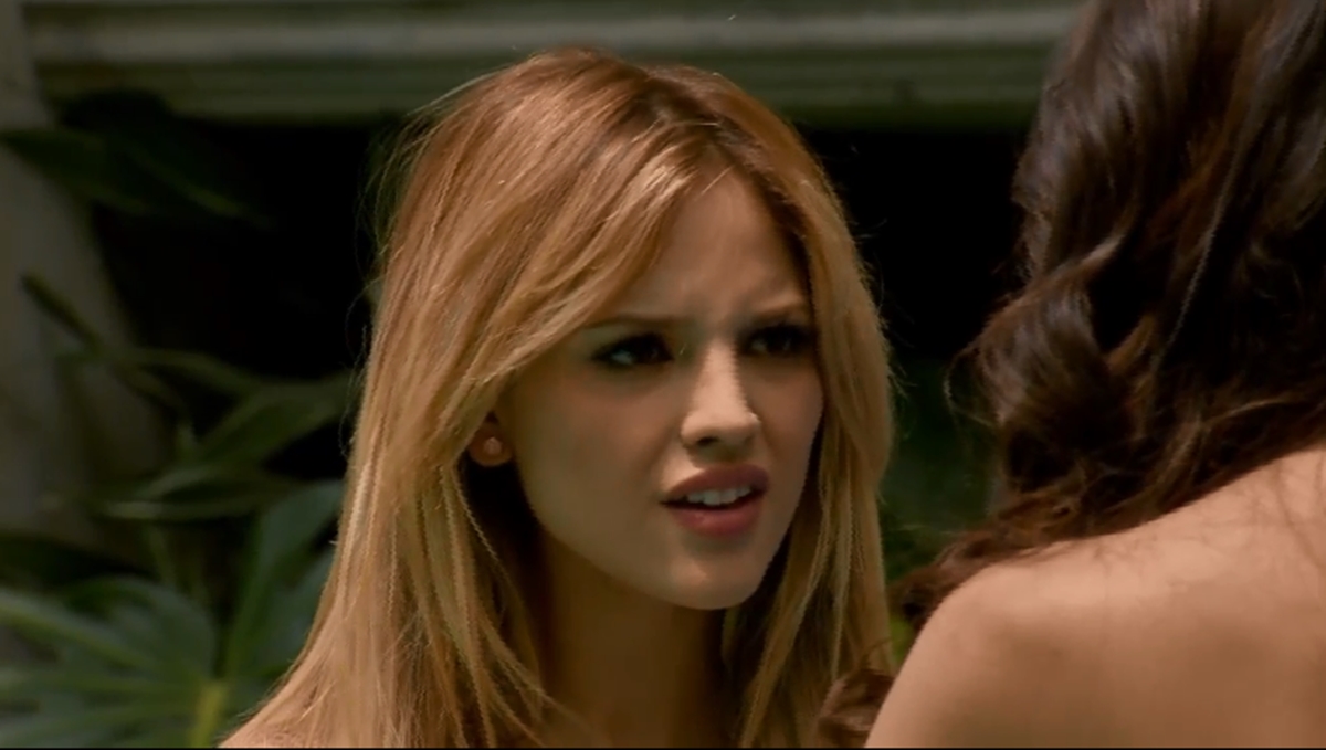 Nabila conta a Nikki que Gusmão é casado (Reprodução: Televisa S.A.)