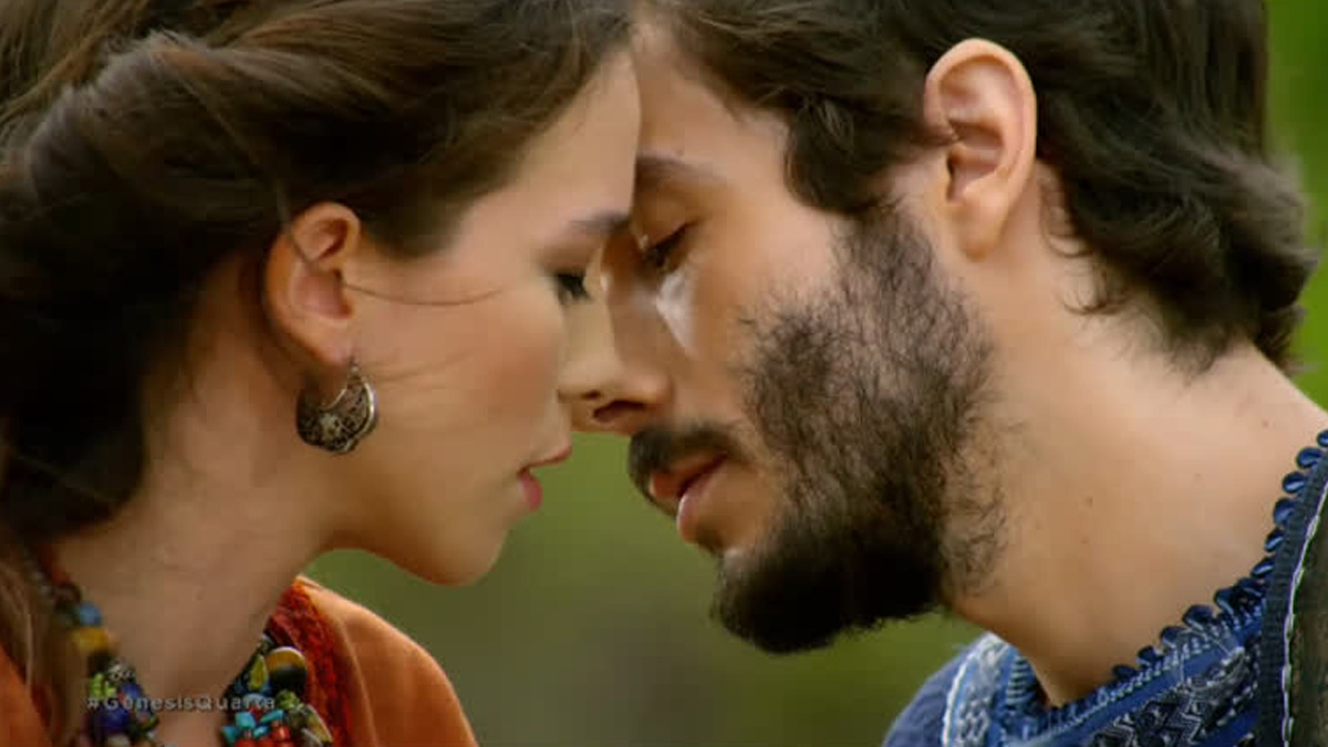 Sarai (Laryssa Ayres) e Abrão (Vitor Novello) em cena de Gênesis (Reprodução/Record TV)