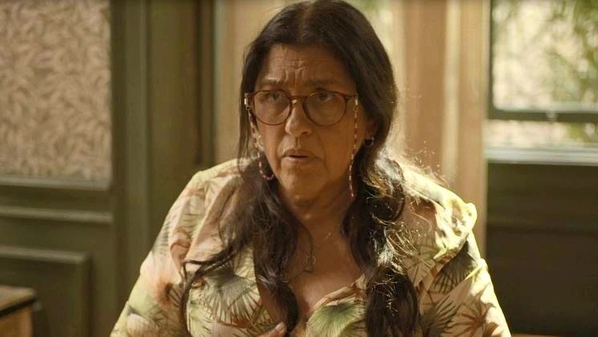 Lurdes (Regina Casé) tem premonição em 'Amor de Mãe' (Foto: Globo)