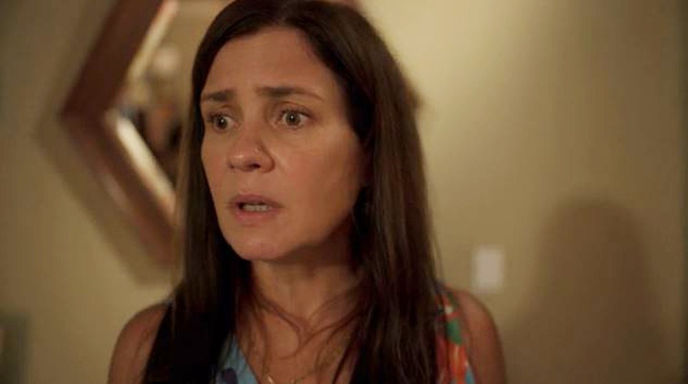 Thelma (Adriana Esteves) vai se fazer de sonsa em 'Amor de Mãe' (Foto: Globo)
