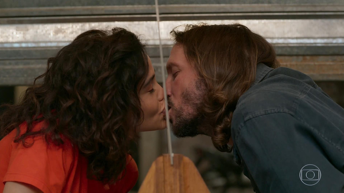 Érica (Nanda Costa) e Davi (Vladimir Brichta) beijam acrílico em Amor de Mãe