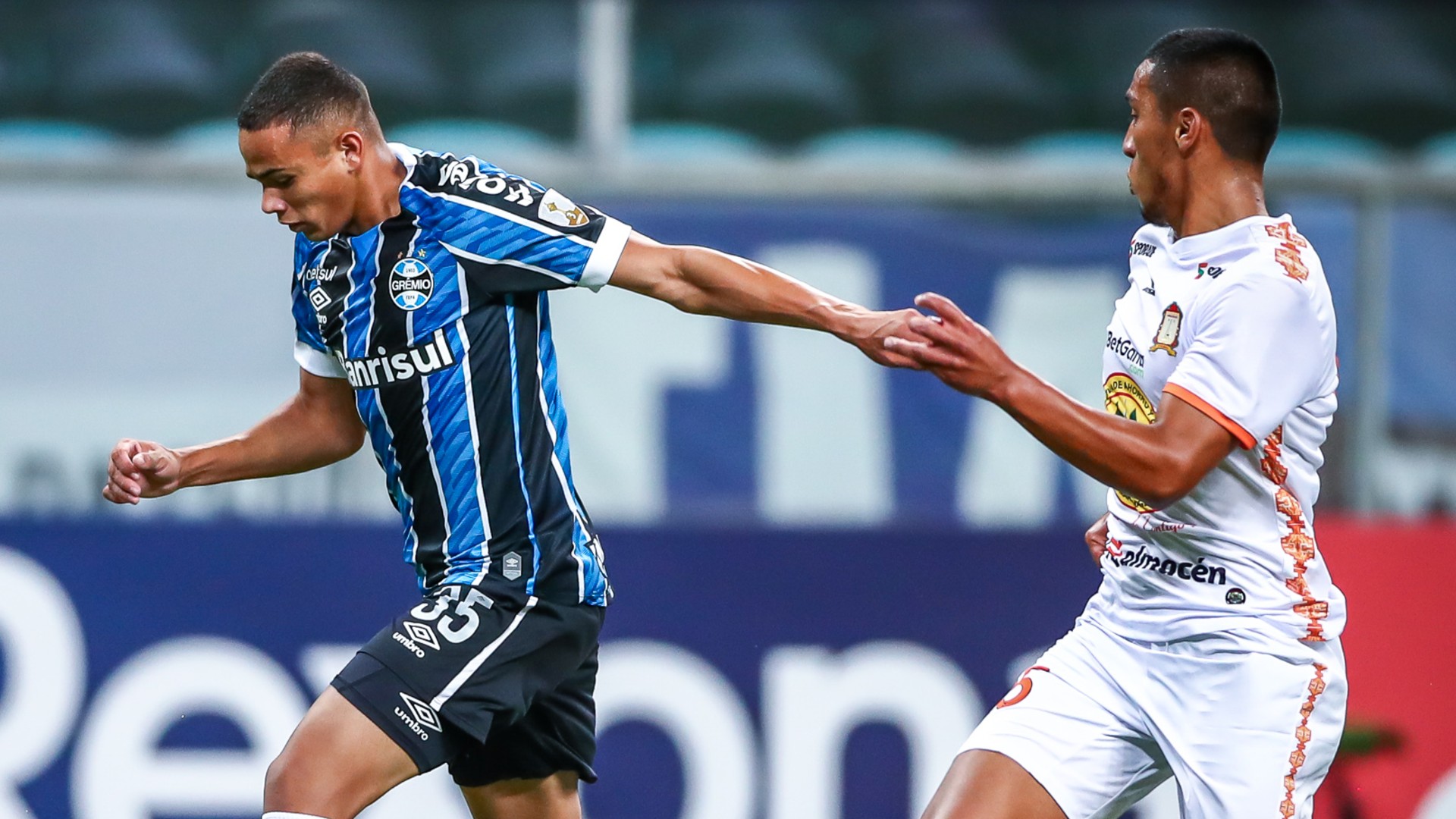 Jogadores do Grêmio e Ayacucho se enfrentaram em campo (Divulgação)