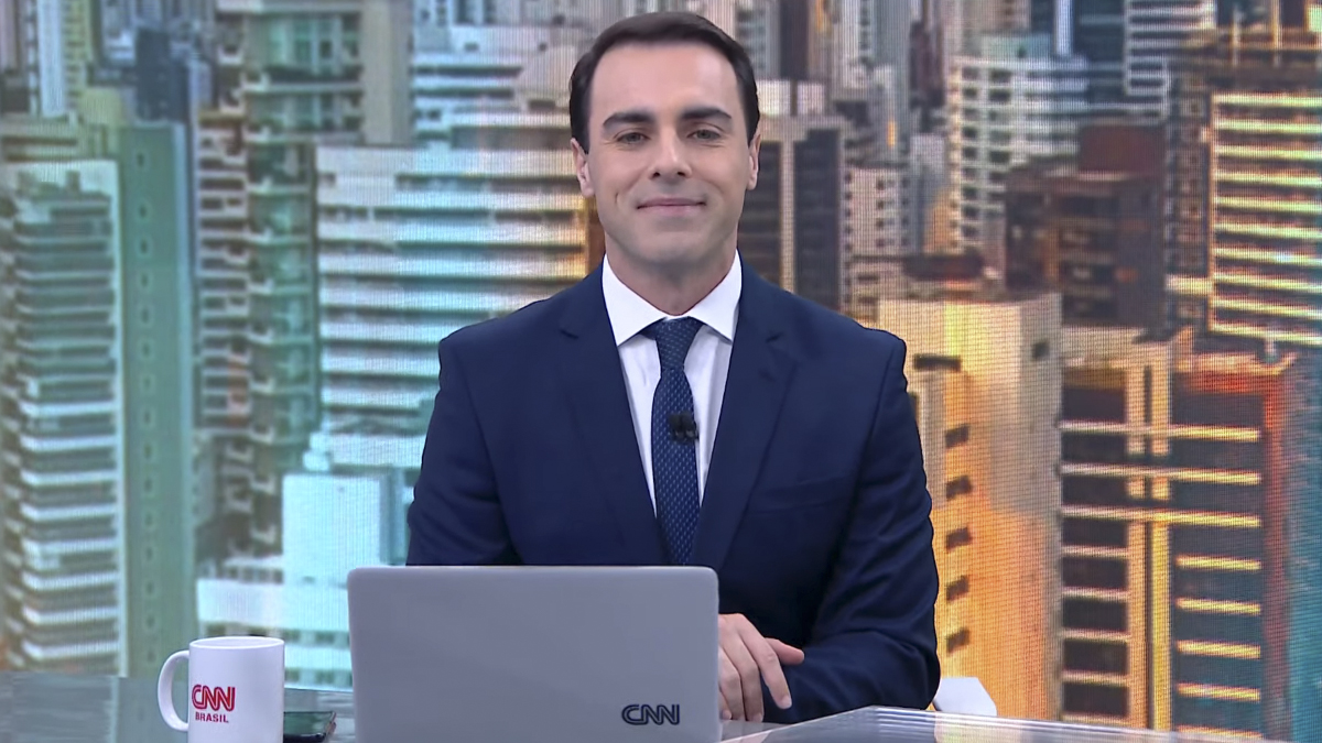 O apresentador Rafael Colombo retorna à bancada do telejornal CNN Novo Dia