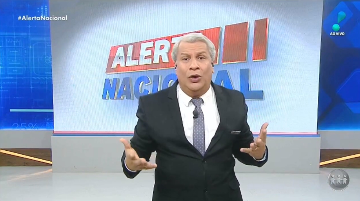 Sikêra Jr. pesa a mão em comentários no Alerta Nacional (Reprodução: RedeTV!)