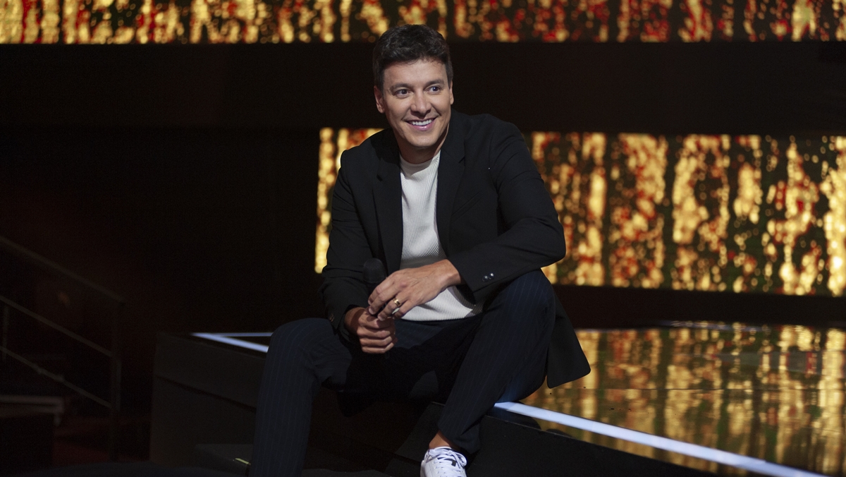 Rodrigo Faro comanda terceira temporada de ‘Canta Comigo’; estreia será neste domingo (25) (Foto: Antonio Chahestian/Record TV)