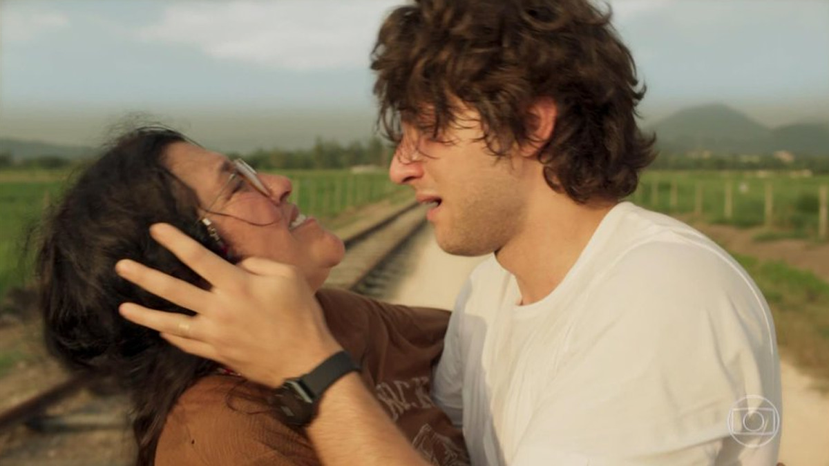 Danilo (Chay Suede) encontra Lurdes (Regina Casé) em cena emocionante de Amor de Mãe (Reprodução/Globo)