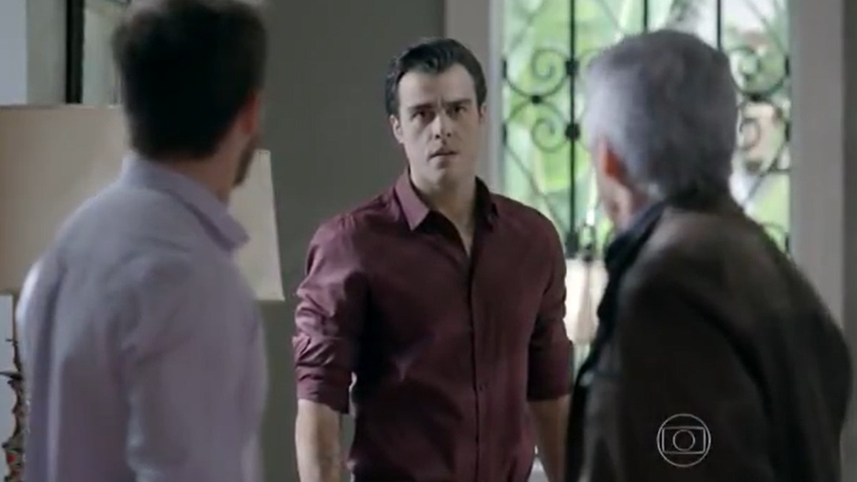 Enrico (Joaquim Lopes) flagra Leonardo (Klebber Toledo) e Cláudio (José Mayer) em Império (Reprodução/Globo)