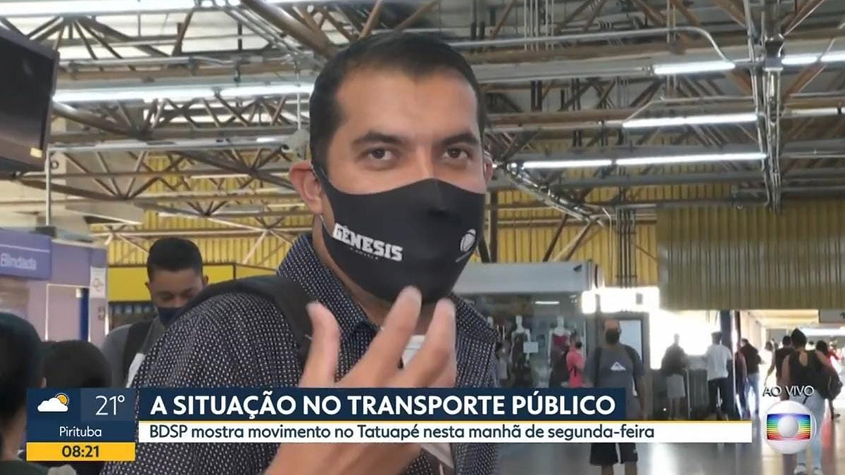 Homem aparece no Bom Dia SP, da Globo, usando máscara da Record