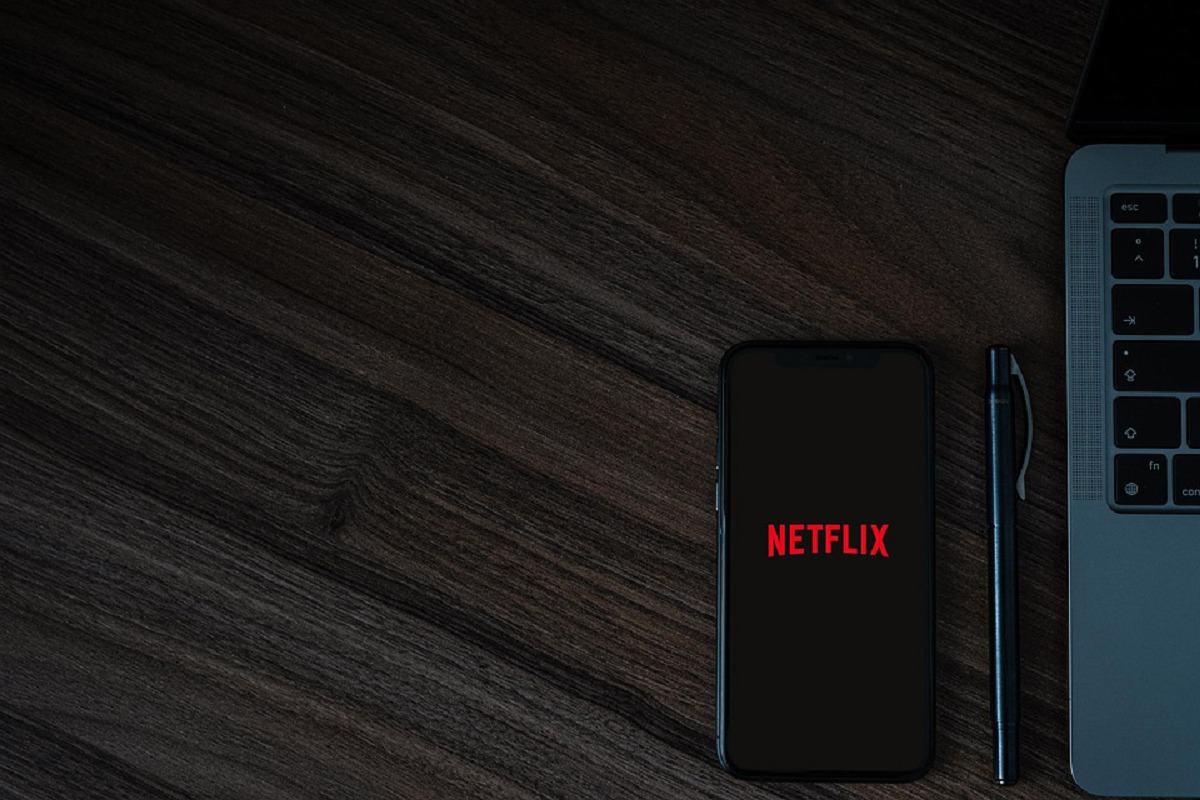 Smartphone com aplicativo da Netflix aberto