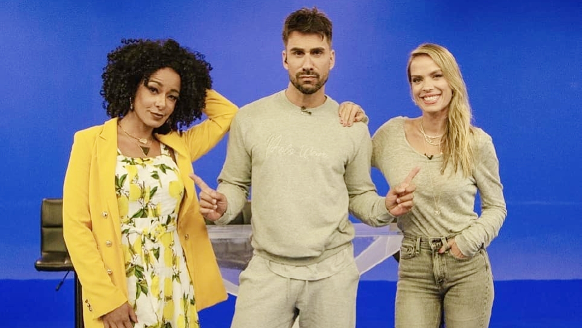 Alinne Prado, Julio Rocha e Ligia Mendes apresentam o novo TV Fama, na RedeTV! (Reprodução: RedeTV!)