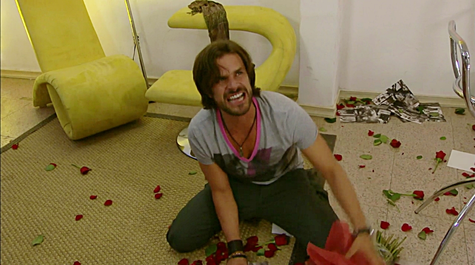 Alonso é interpretado por March Techer em Triunfo do Amor (Reprodução: Televisa S.A.)