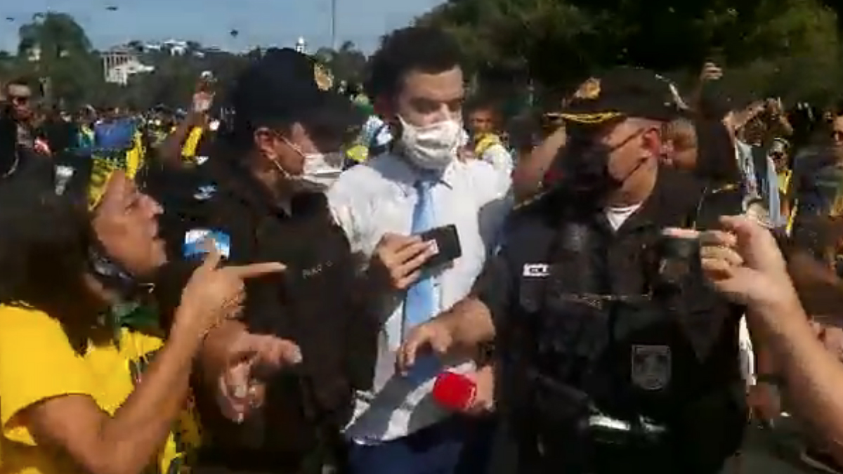 O repórter Pedro Duran, da CNN Brasil, é hostilizado por apoiadores do presidente Jair Bolsonaro
