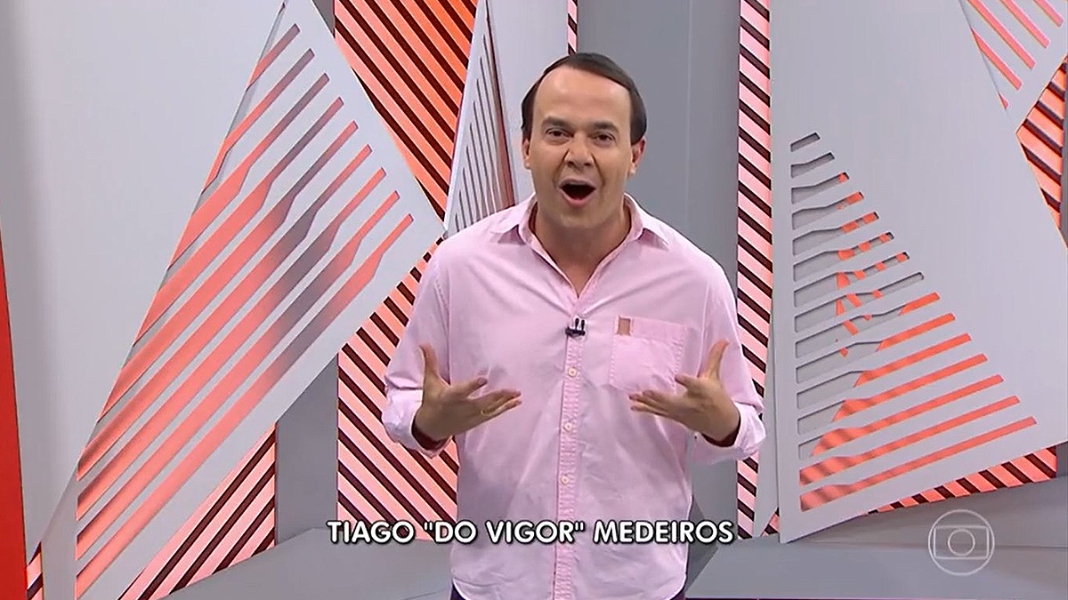 Tiago Medeiros apresenta Globo Esporte Pernambuco fantasiado de Gil do Vigor