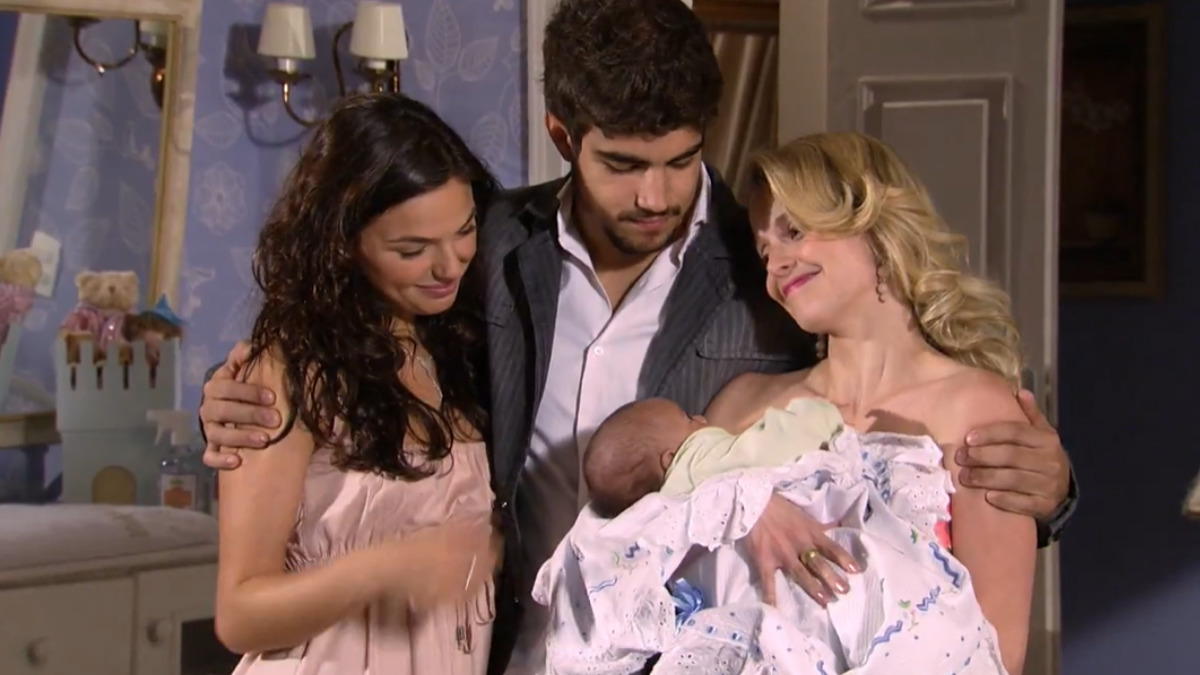 Edgar (Caio Castro), Marcela (Isis Valverde) e Camila (Maria Helena Chira) em Ti Ti Ti (Reprodução/Globo)