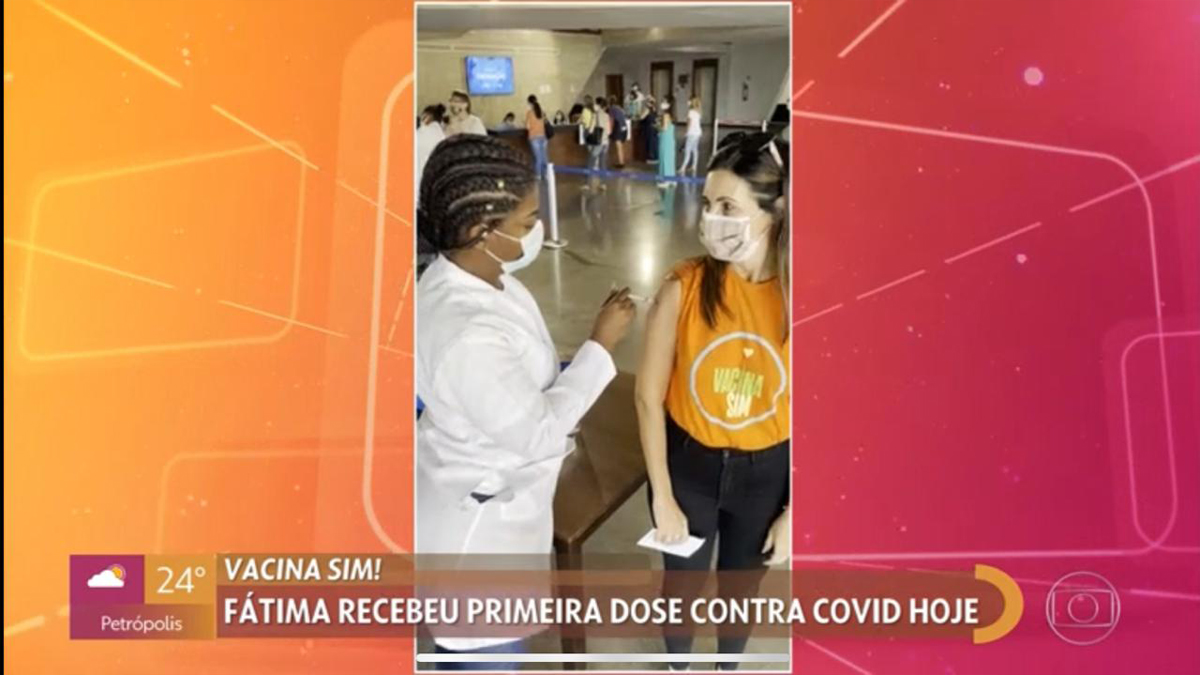 Fátima Bernardes se vacinando contra a covid-19