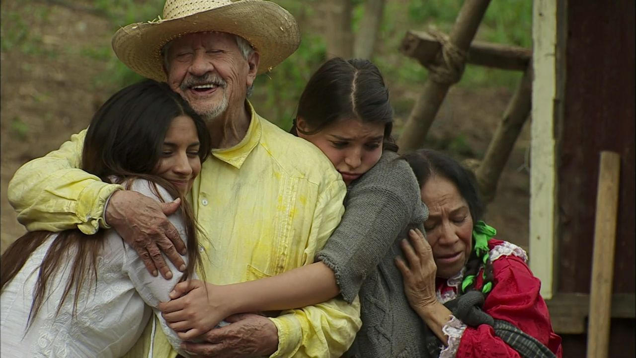 Maricruz (Ana Brenda Contreras) e sua família em Coração Indomável (Reprodução/Televisa)