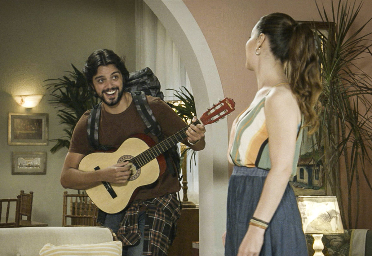 Alejandro (Rodrigo Simas) e Gabi (Nina Frosi) de Salve-se Quem Puder (Divulgação/Globo)