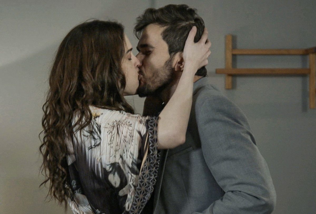 O primeiro beijo de Júlia (Sophia Abrahão) e Rafael (Bruno Ferrari) - (Divulgação/Globo)