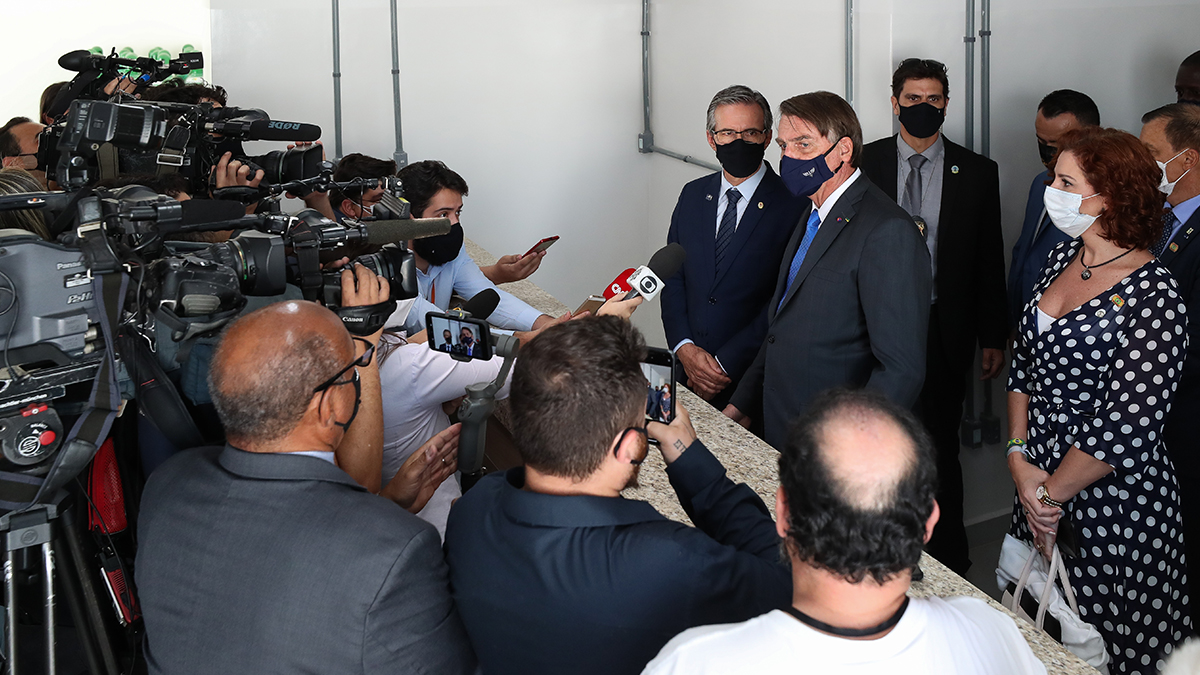 O presidente Jair Bolsonaro fala com a imprensa em Guaratinguetá (SP)