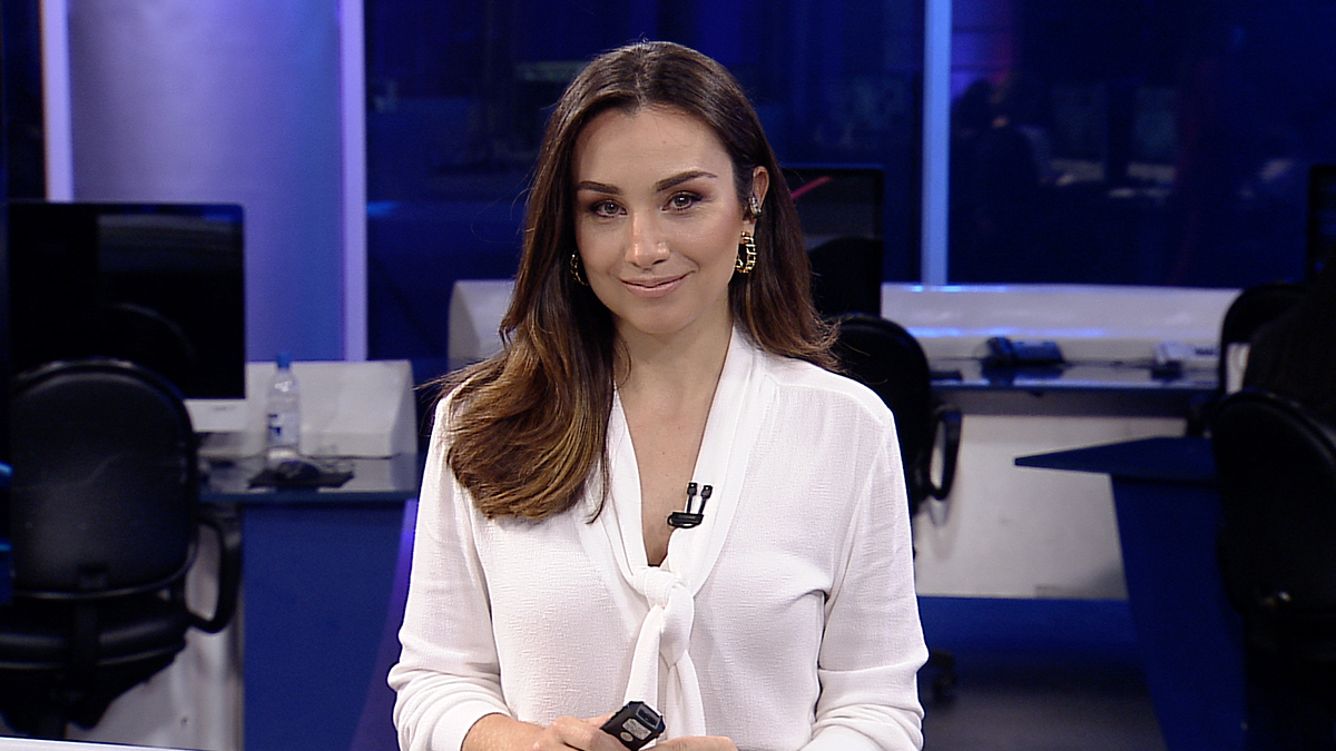 Millena Machado na bancada do RedeTV News