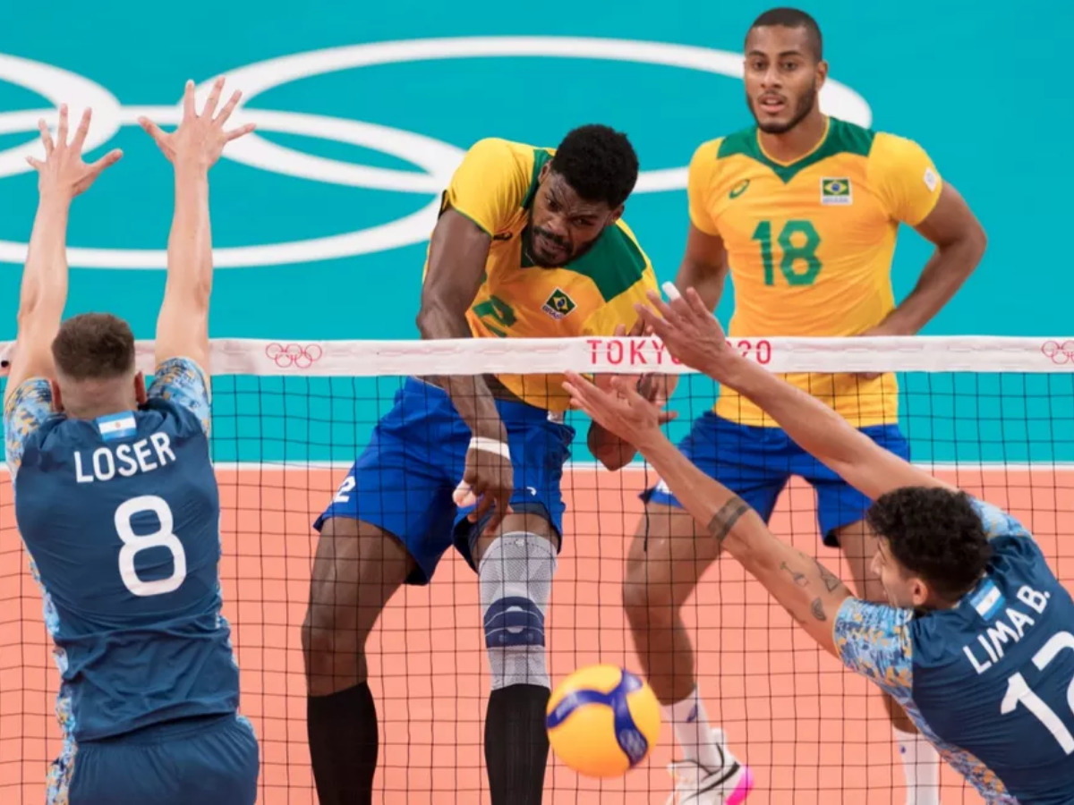 Brasil é batido pela Argentina no tie-break e fica com a prata no vôlei  masculino