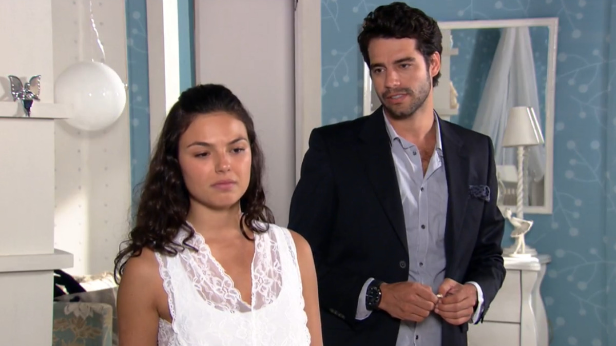 Marcela (Isis Valverde) e Renato (Guilherme Winter) em Ti Ti Ti (Reprodução/Globo)