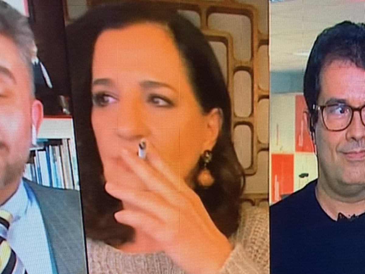Mônica Waldvogel apareceu fumando durante o telejornal Em Pauta, da GloboNews (Reprodução: GloboNews)