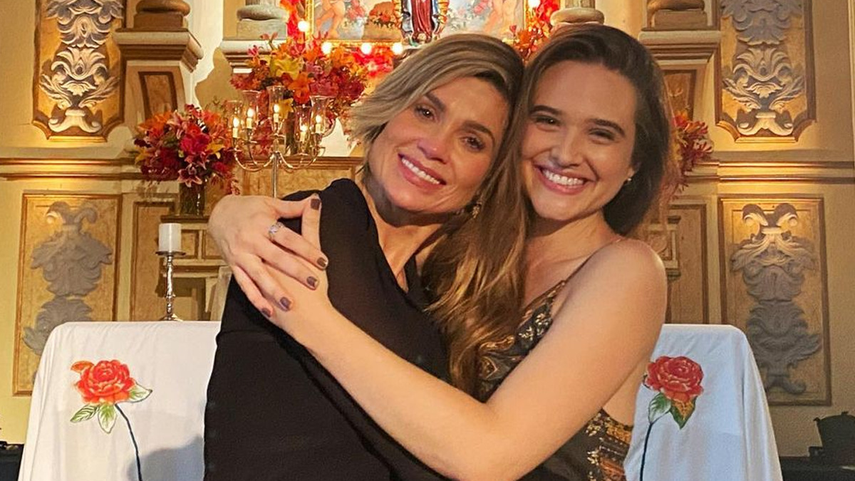Flávia Alessandra e Juliana Paiva em cena de Salve-se Quem Puder (Reprodução/Globo)