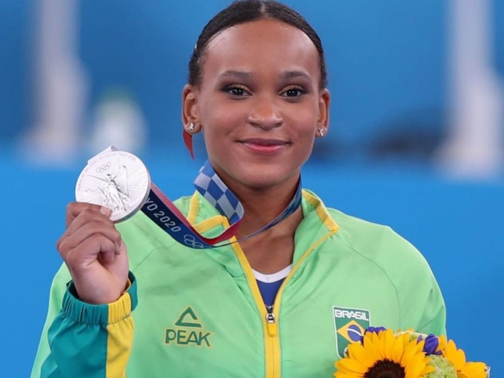 Rebeca Andrade com a medalha de prata conquistada na Olimpíada de Tóquio