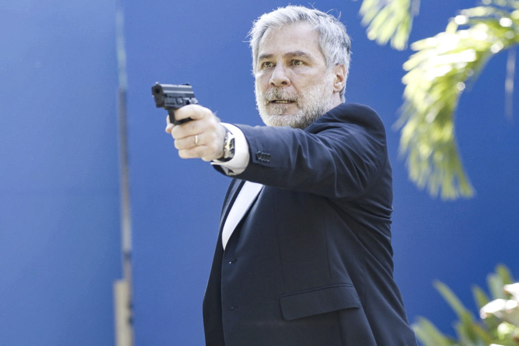 Hugo (Leopoldo Pacheco) com a arma apontada para Luna (Juliana Paiva) - (Divulgação)