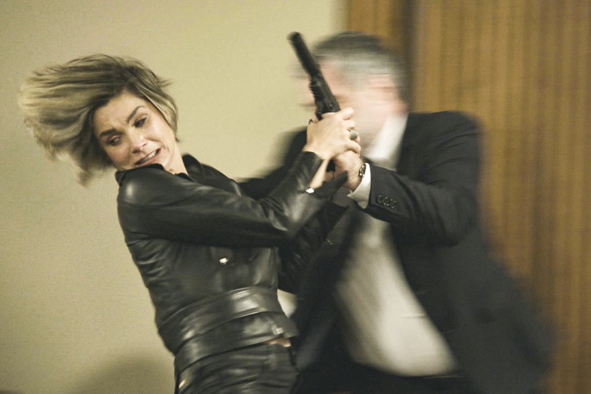 Helena (Flávia Alessandra) tenta desarmar Hugo (Leopoldo Pacheco) em Salve-se Quem Puder (Divulgação/Globo)